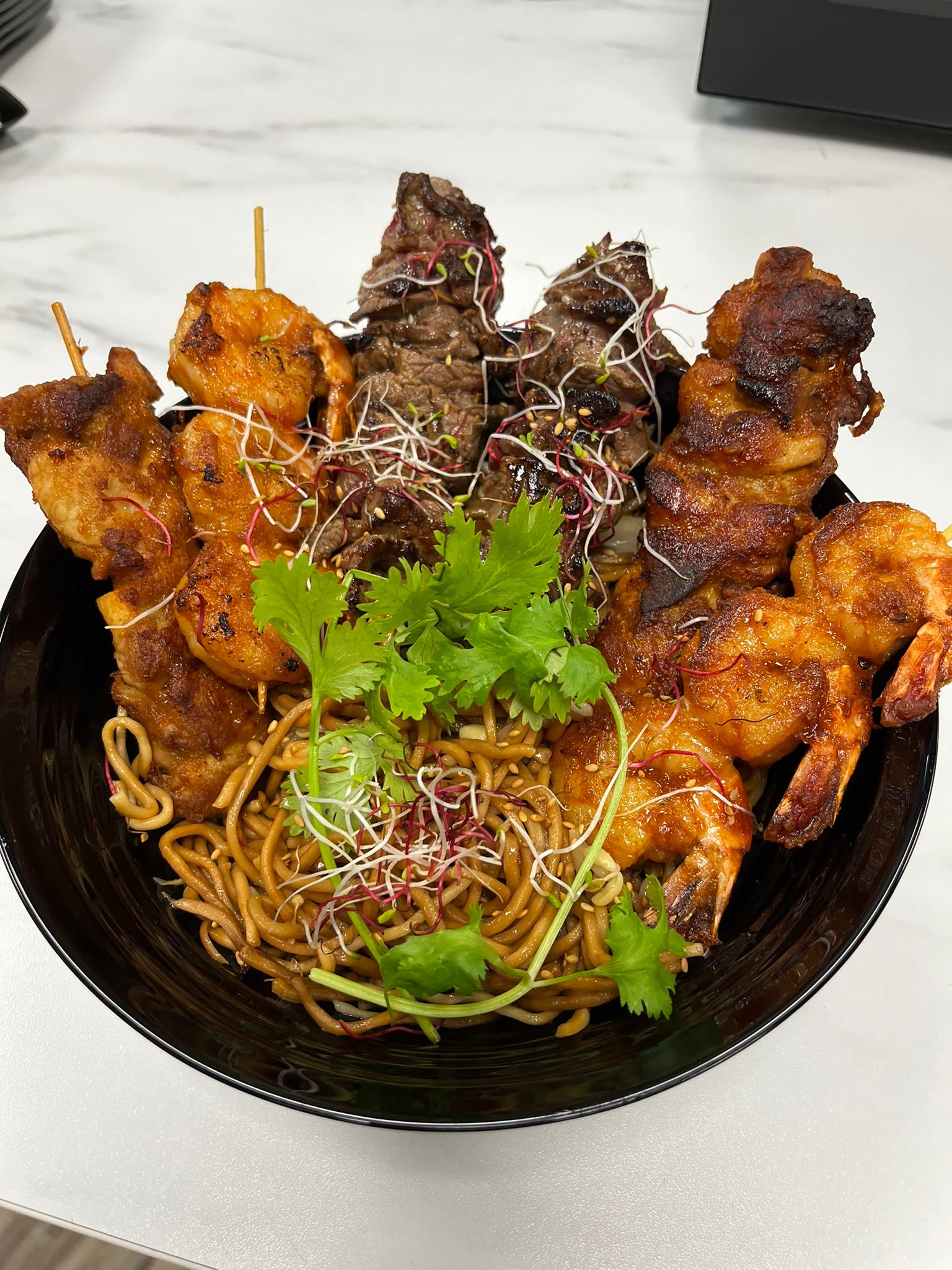 Brochettes et nouilles